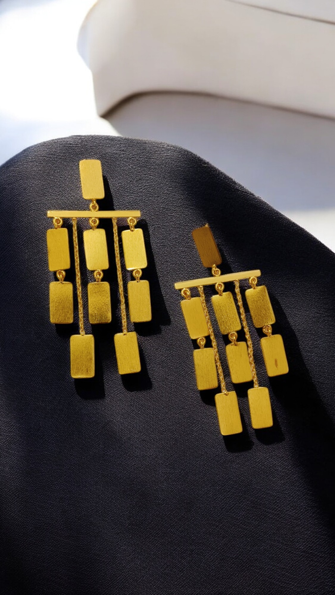 GOLDEN GLEAM DANGLER - Image 3